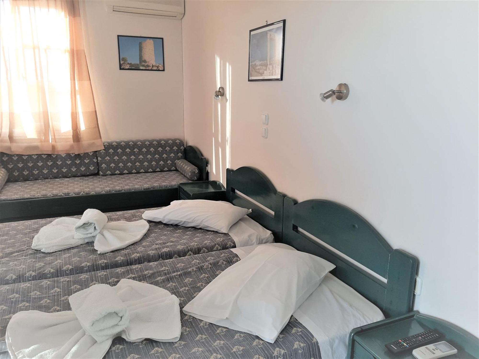 Joanna'S Rooms On The Beach Plaka  Room photo